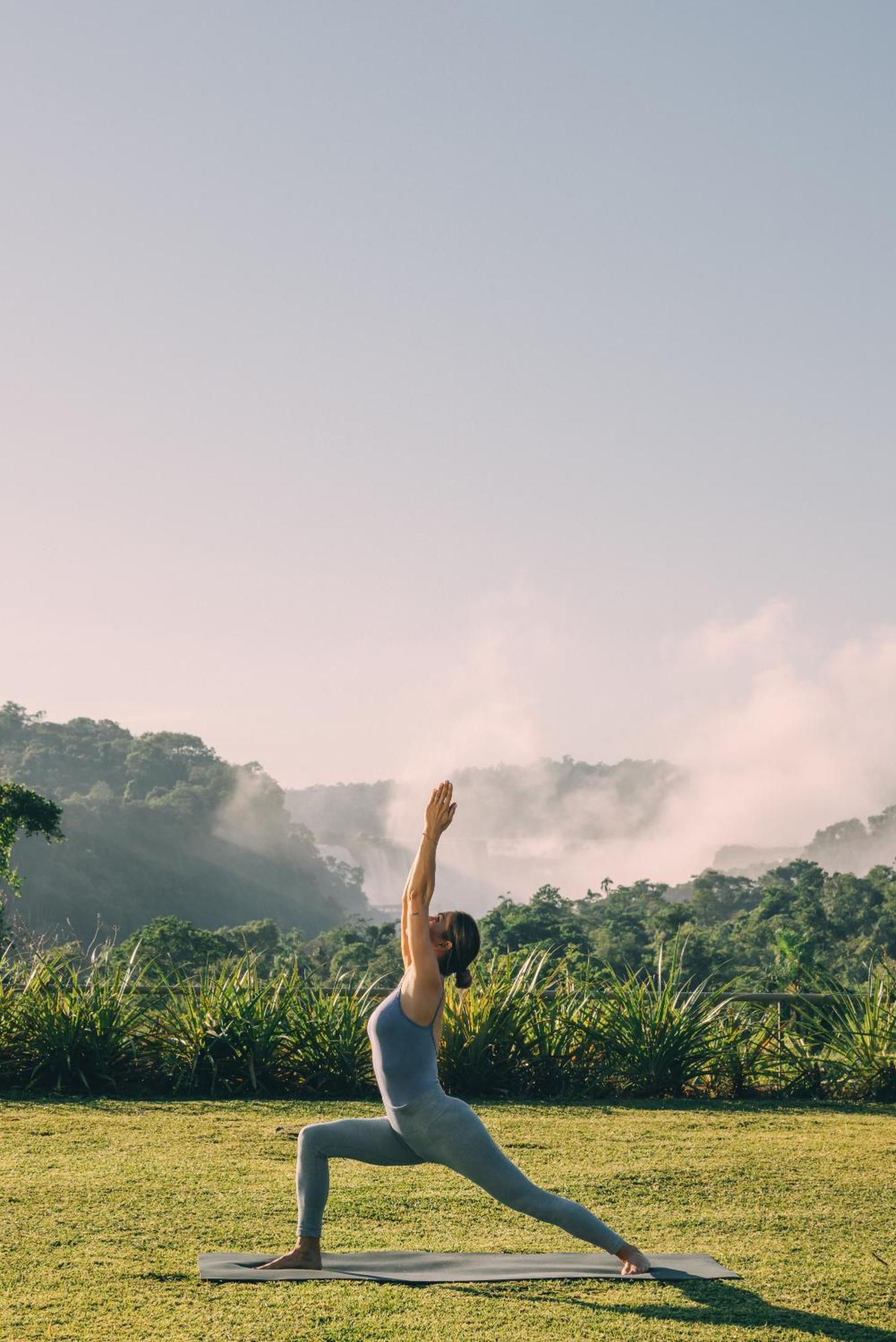 Hotel Gran Melia Iguazu Puerto Iguazú Exterior foto A man practicing yoga in the mountains